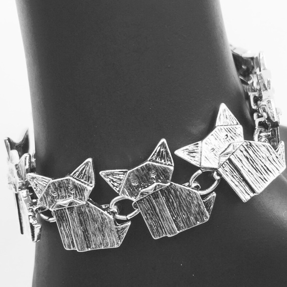 Posherpooch Jewelry - 🎁 Cute Cat Bracelet NWT Color Silver